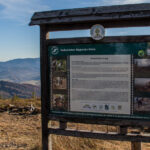 Tablice informacyjne na szczycie Baraniej Góry