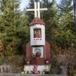 Kapliczka przy asfaltowej drodze na Stecówce – początek Drogi Różańcowej na Przysłop