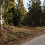 Kapliczka przy asfaltowej drodze na Stecówce – czerwony szlak skręca w kierunku Shroniska Przysłop