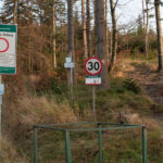 Czerwony szlak prowadzi leśną ścieżką w górę