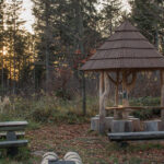 Drewniana wiata na Przełęczy Szarcula