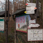 Drogowskazy szlaków na Przełęczy Szarcula. Podany czas wejścia na Przysłop i Baranią Górę jest znacznie zaniżony.