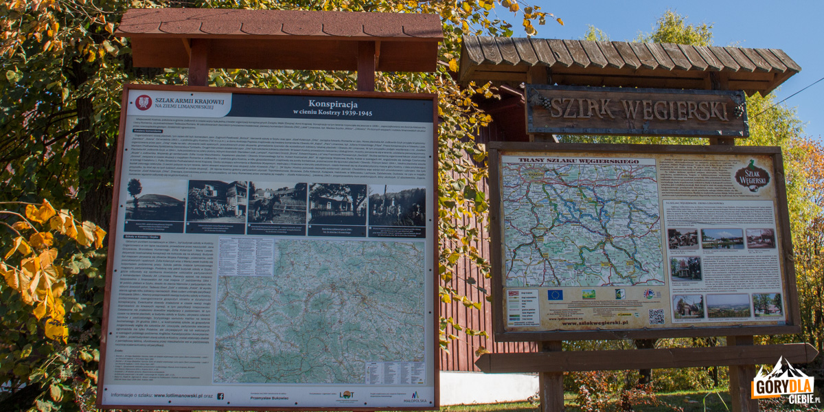 Tablice informacyjne przy skrzyżowaniu we wsi Kostrza