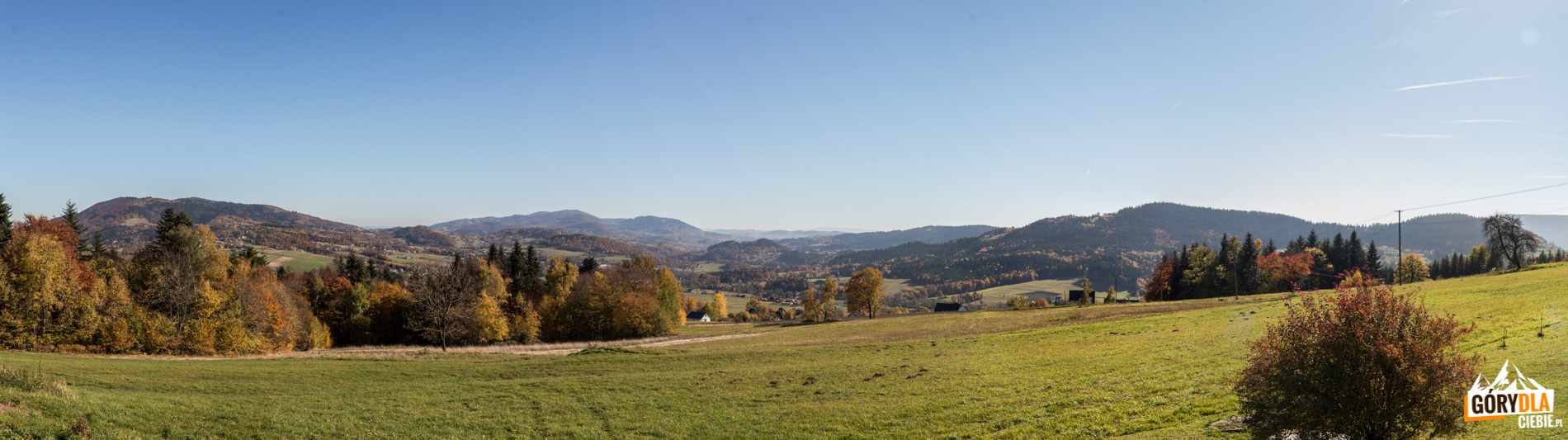 Panorama Beskidu Wyspowego spod pd.-wsch. zboczy Kostrza: od lewej Pasierbiecka Góra (764 m), Kamionna (801 m), Jaworz (918 m), Sałasz (909 m), Łysa Góra (781 m), Młyńska Góra (508 m), Zęzów (693 m), na horyzoncie Pasmo Jaworzyny Krynickiej w Beskidzie Sądeckim