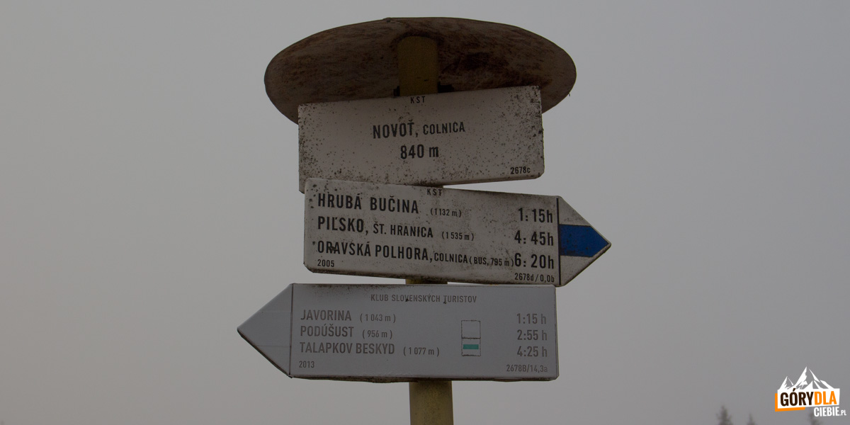 Drogowskazy słowackich szlaków na Przełęczy Glinka