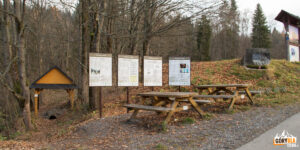 Tablice informacyjne „Szklanego szlaku” i pozostałości pieca hutniczego