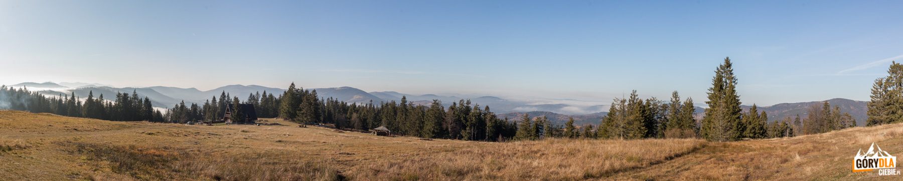 Panorama z górnej części Hali Krawcula: od lewej Oszust (1155 m), Mała Fatra, Świtkowa (1082 m), Rycerzowa Wielka (1226 m) i Rycerzowa Mała (1207 m), Muńcuł (1165 m), Praszywka Wielka (1043 m), Magura (1073 m), Oźna (952 m), Rochowiec (954 m) i Sucha Góra (1040 m), Sucha Góra (1040), Redykalny Wierch (1144 m), Boraczy Wierch (1244 m) na horyzoncie grań Beskidu Śląskiego od Baraniej Góry (1220 m) po Skrzyczne (1257 m), na hali Bacówka PTTK