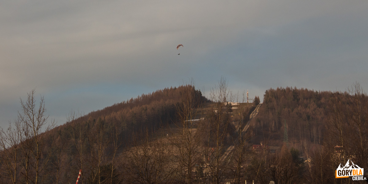 Paralotniarz nad szczytem Żaru