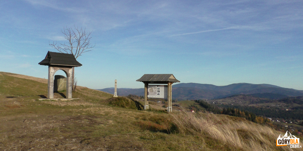 Pod szczytem Ochodzitej - brama wołoska i tablica informacyjna o szlaku kultury wołoskiej na Śląsku