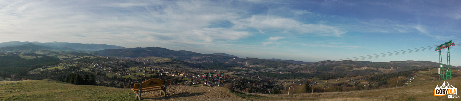 Ławeczka na Ochodzitej na tle gór Beskidu Śląsko-Morawskiego (Słowacja) z Łysą Górą (1323 m) i Beskidu Śląskiego ze szczytem Kiczory (990 m), Wielką Czantorią (995 m) i Baranią Górą (1220 m)
