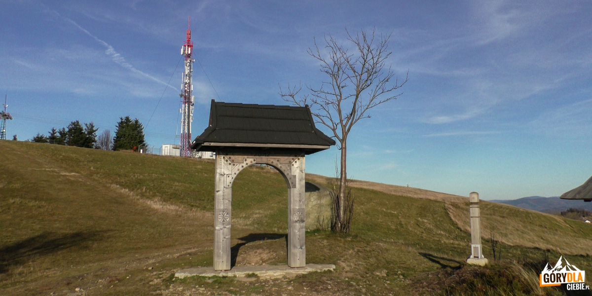 Wieża przekaźnikowa i brama wołoska pod szczytem Ochodzitej