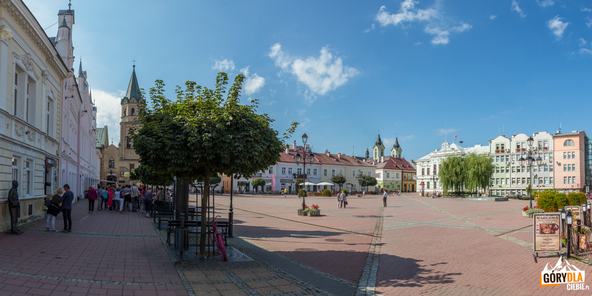 Rynek w Sanoku, po lewej pod murem kamieniczki stoi naturalnej wielkości pomnik Zdzisława Beksińskiego