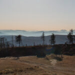 Widok z tarasu schroniska Skrzyczne: od lewej Tatry, Góry Choczańskie, Niżne Tatry, Wielka Fatra, Mała Fatra