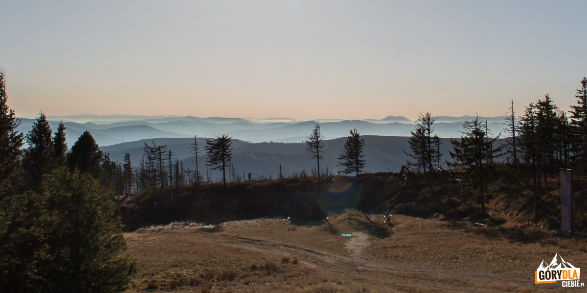 Widok z tarasu schroniska Skrzyczne: od lewej Tatry, Góry Choczańskie, Niżne Tatry, Wielka Fatra, Mała Fatra