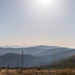Panorama spod Małego Skrzycznego (1211 m): Jałowiec (1111 m), Pasmo Policy (1369 m), Babia Góra (1725 m), , Pilsko (1557 m), Romanka (1366 m) grań Lipowskiego Wierchu ( 1324 m) i daleko na horyzoncie Tatry i Niżne Tatry. Wzdłuż grani widać drogę, która prowadzi kolejno na Kopę Skrzyczeńską (1189 m), Malinowską Skałę (1152 m) ,Zielony Kopiec (1152 m), Gawlasi (1076 m), Magurkę Wiślańską (1140 m), obok Magurka Radziechowska (1108 m), i dalej Baranią Górę (1220 m)