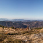 Widok z grani pomiędzy Małym Skrzycznem, a Kopą Skrzyczeńską: od lewej widoczne na horyzoncie czeskie Jaworniki i Beskid Śląsko-Morawski z Łysą Górą ( 1323 m), centralnie Wielka Czantoria (995 m) i Równica (884 m), a po prawej Mały Cisowy (829 m), Wielka Cisowa (878 m), Błatnia ( 917 m) i Stołów (1035 m)