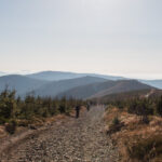 Widok z Kopy Skrzyczeńskiej (1189 m) na Malinowską Skałę (1152 m) ,Zielony Kopiec (1152 m), Gawlasi (1076 m), Magurkę Wiślańską (1140 m), obok Magurka Radziechowska (1108 m), i dalej Baranią Górę (1220 m)