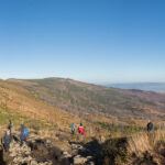 Panorama z Malinowskiej Skały (1152 m): od lewej Kotarz (985 m), pasmo Klimczoka, grań z Kopą Skrzyczeńską (1189 m), Małym Skrzycznem (1211 m) i Skrzycznem (1257 m). Dalej na horyzoncie Beskid Mały, dalej Jałowiec (1111 m), Pasmo Policy (1369 m), Babia Góra (1725 m) i Pilsko (1557 m) W dole po prawej Dolina Zimnika i szczyt Kościelec (1022 m) oraz Ostre (930 m)