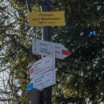 Drogowskazy szlaków na Przełęczy pod Malinowem (1005 m)