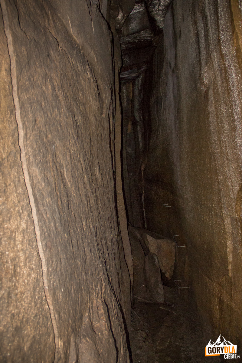 Korytarze Jaskini Malinowskiej są bardzo wysoki i wąskie