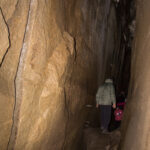 Korytarze są praktycznie wąskimi, wysokim szczelinami