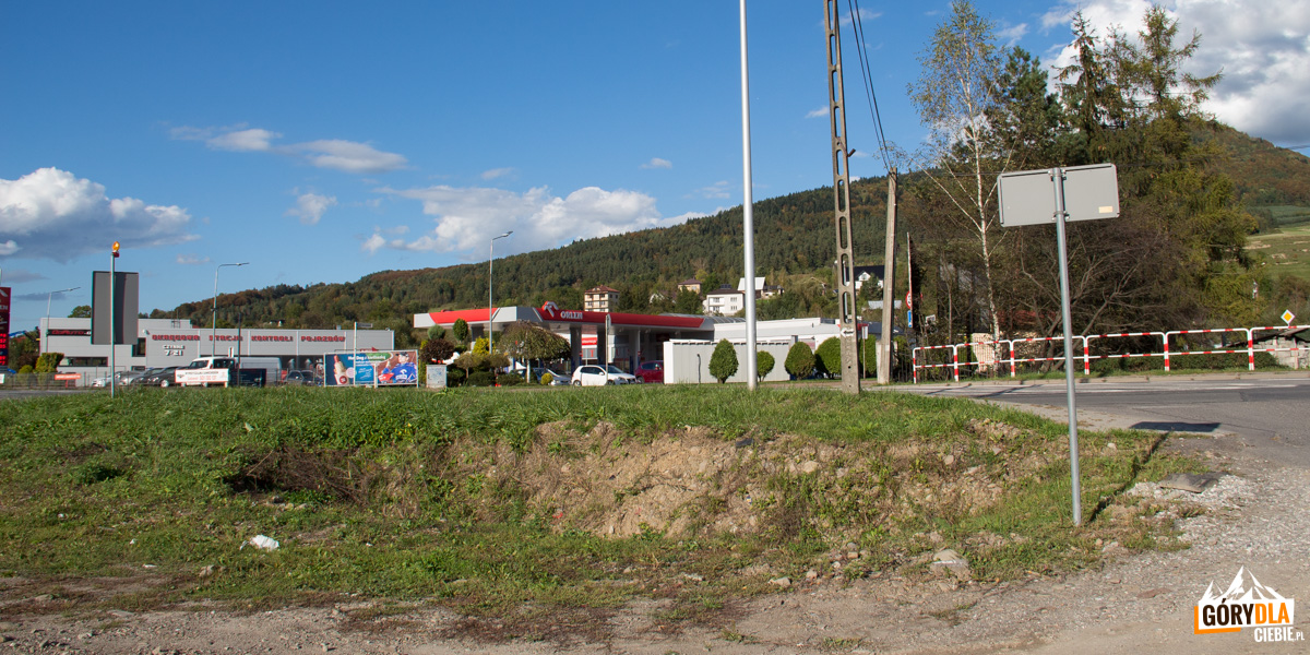 Czarny szlak skręca z głównej drogi (Lubień – Mszana Dolna) obok stacji paliw i oczyszczalni ścieków