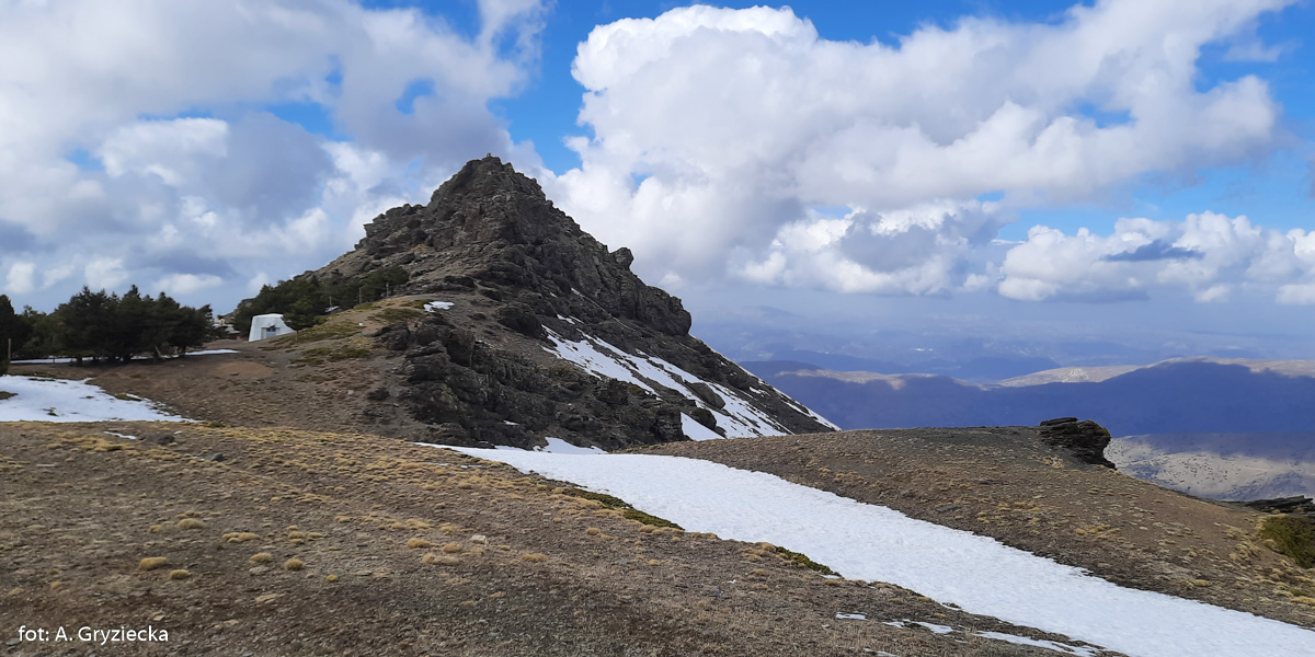 Mirador Kiko (2558 m) - szczyt przy drodze na Pico del Veleta (3394 m)