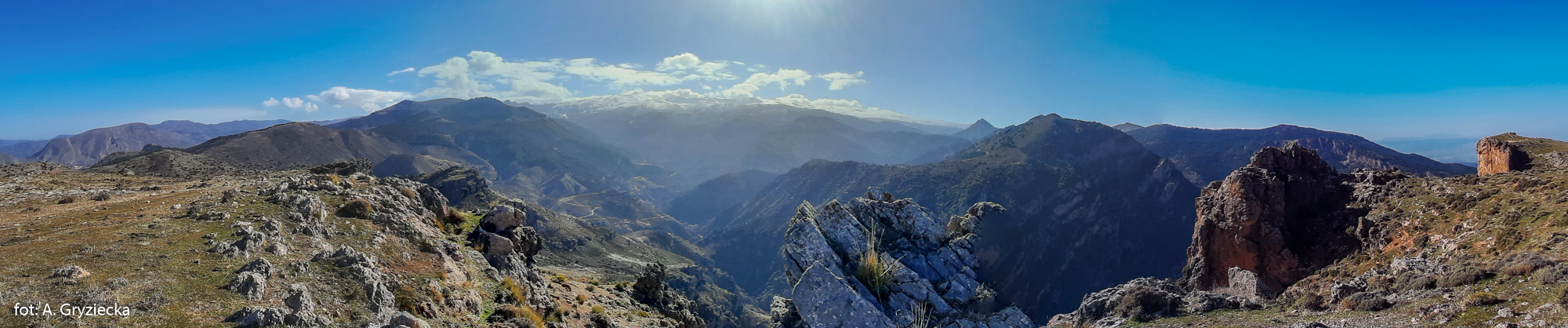 Panorama z Cerrajon (1653 m) na masyw Pico del Veleta (3394 m) i dolinę rzeki Rio Monachil