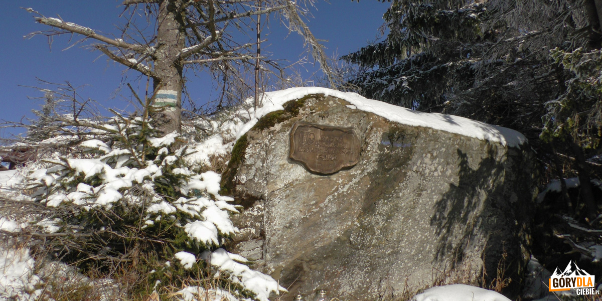"Diabelski kamień" na Czole Turbacza z tablicą upamiętniającą ratowników GOPR