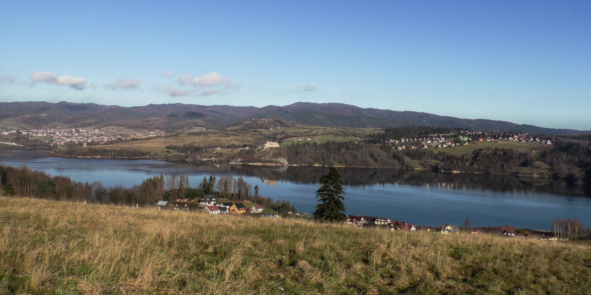 Widok z Cisówki na Pasmo Lubania w Gorcach, w dole jezioro i zamek w Czorsztynie