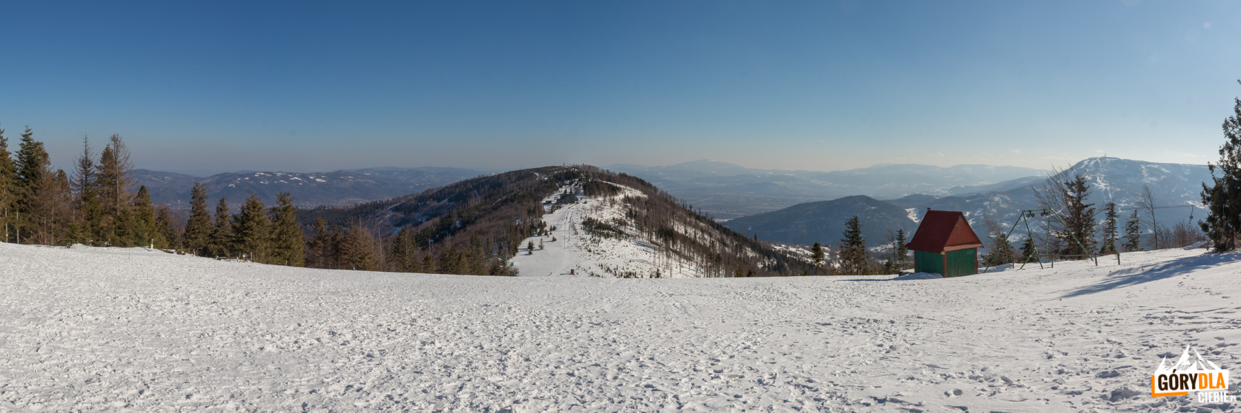Widok z Klimczoka na Beskid Mały, szczyt Magury i schronisko, Kotlinę Żywiecką, Babią Górę, Pilsko i Skrzyczne