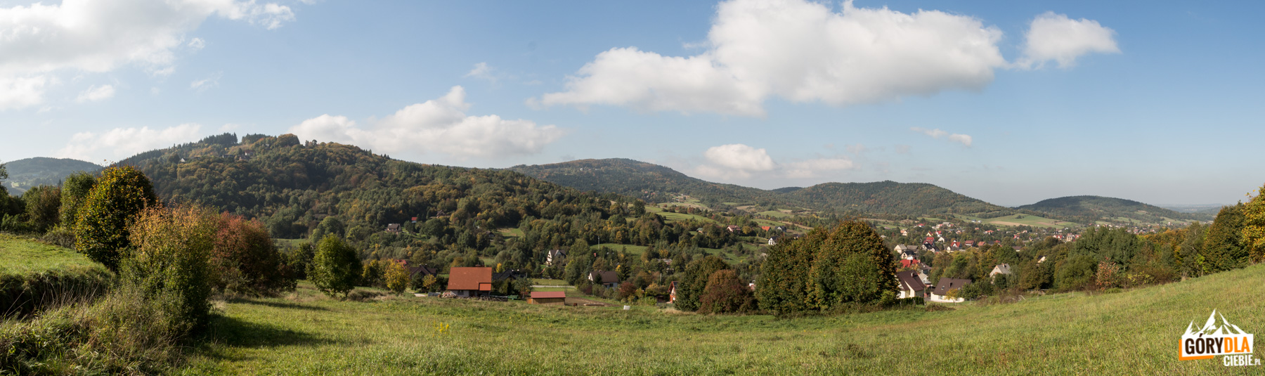 Widok z podejścia zielonym szlakiem na leżące po drugiej strony Poręby góry Parwka (605 m), Śliwnik (619 m) i Uklejna (681 m).