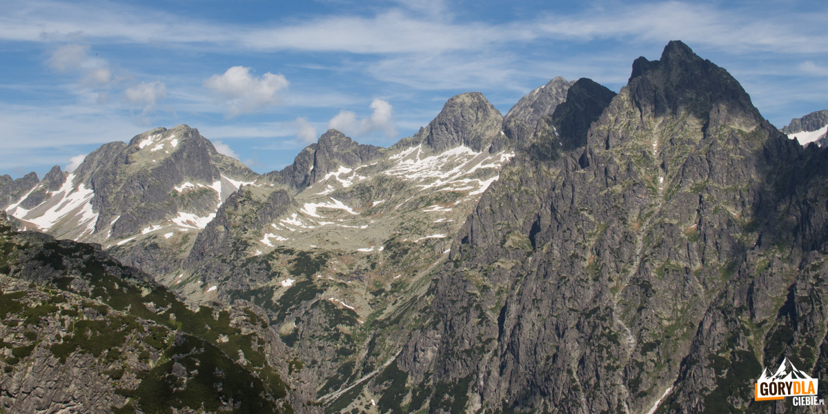 Jaworowy Szczyt (2418 m) , Ostry Szczyt (2360 m), Mały Lodowy Szczyt (2461 m), Żółty Szczyt (2387 m) i Pośrednia Grań (2441m)