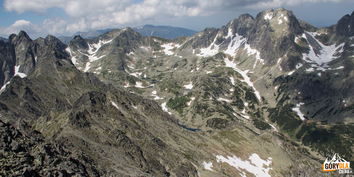 Widok ze Sławkowskiego szczytu na Zbójnickie Stawy w Dolinie Staroleśnej, od lewej Staroleśny Szczyt, Mała Wysoka, Dzika Turnia, Świstowy Szczyt, Jaworowe Szczyty