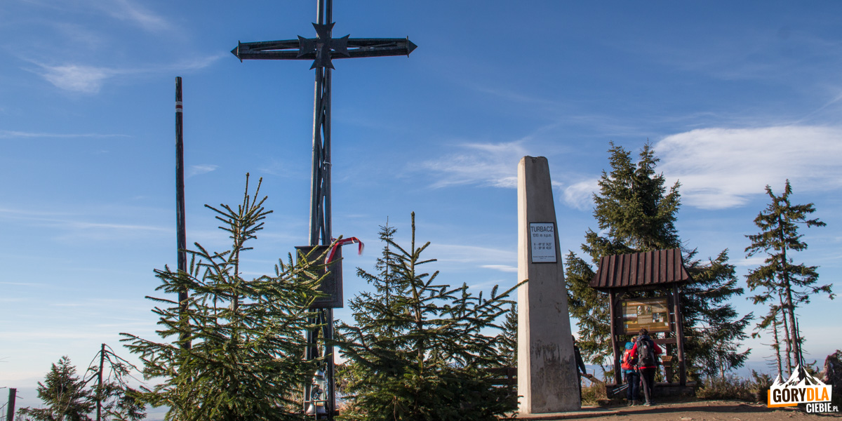 Krzyż i obelisk na szczycie Turbacza