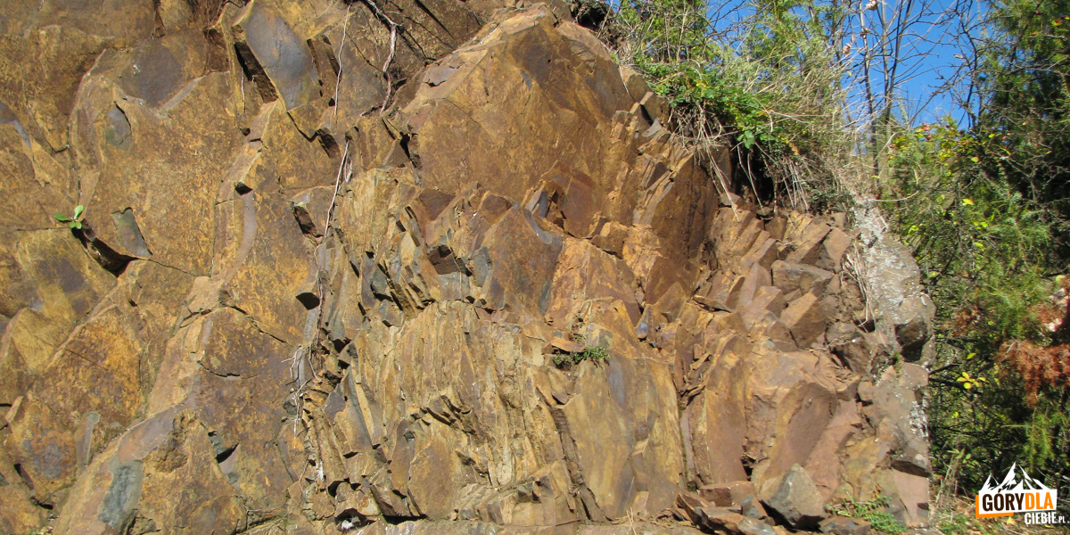 Bazaltowa skała przy czerwonym szlaku na Obidzę
