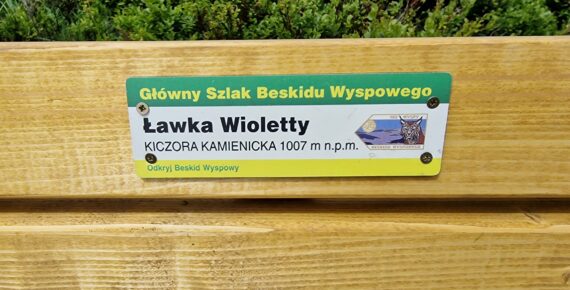 Imienne ławeczki na szczytach Beskidu Wyspowego