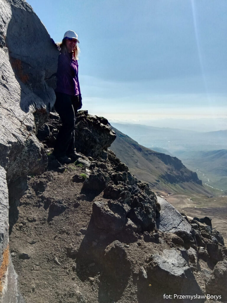 Podejście pod grań szczytową i małe wspinanie na samą grań.