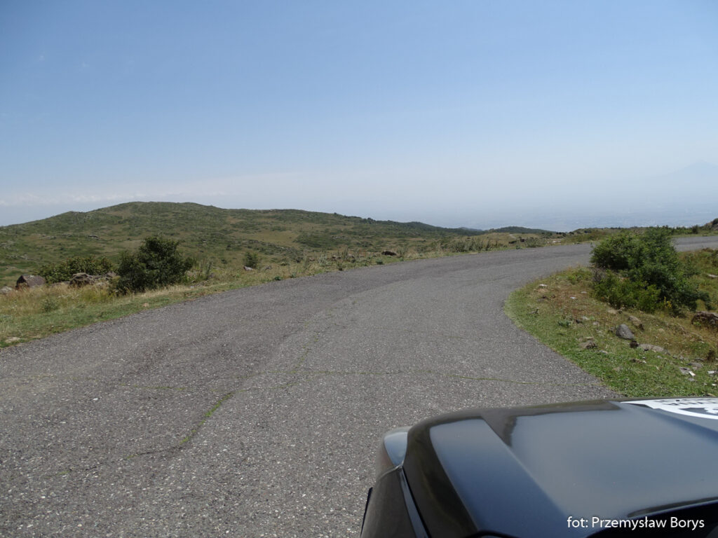 Dojazd nad Jezioro Kari (3100 m n.p.m.) pod Aragacem – prowadzi tu asfaltowa droga, a na szczycie znajdziemy parking
