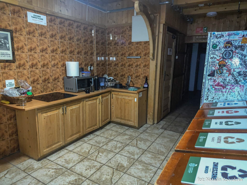 Schronisko PTTK w Roztoce