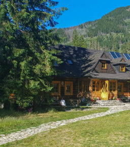 Schronisko PTTK w Roztoce