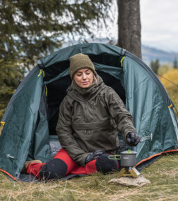 Gadżety biwakowe — czyli co warto zabrać pod namiot