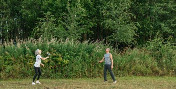 Czy w badmintona można grać wszędzie? Rozgrywki po aktywnym dniu w górach i nie tylko