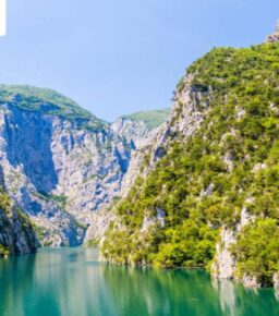 Najlepsze kierunki na piesze wędrówki w Albanii – sprawdź, co poleca Fly.pl