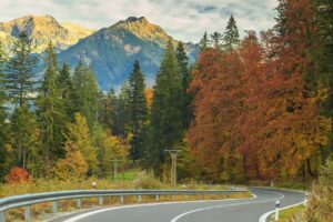 Jak przygotować samochód na górskie drogi i strome podjazdy