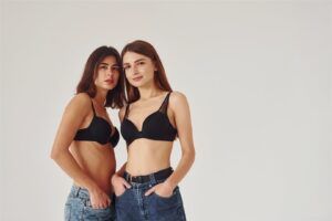 Dopasuj krój do swoich potrzeb: Przewodnik po rodzajach staników i krojów bikini