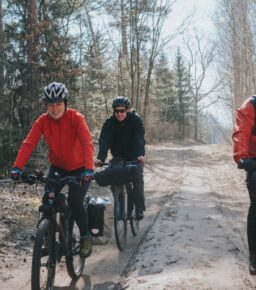 Jak wybrać kask rowerowy i kiedy warto postawić na e-bike?