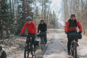 Jak wybrać kask rowerowy i kiedy warto postawić na e-bike?