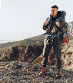 Stylowy mężczyzna na szlaku – jak wybrać buty trekkingowe męskie?