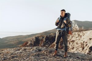 Stylowy mężczyzna na szlaku – jak wybrać buty trekkingowe męskie?